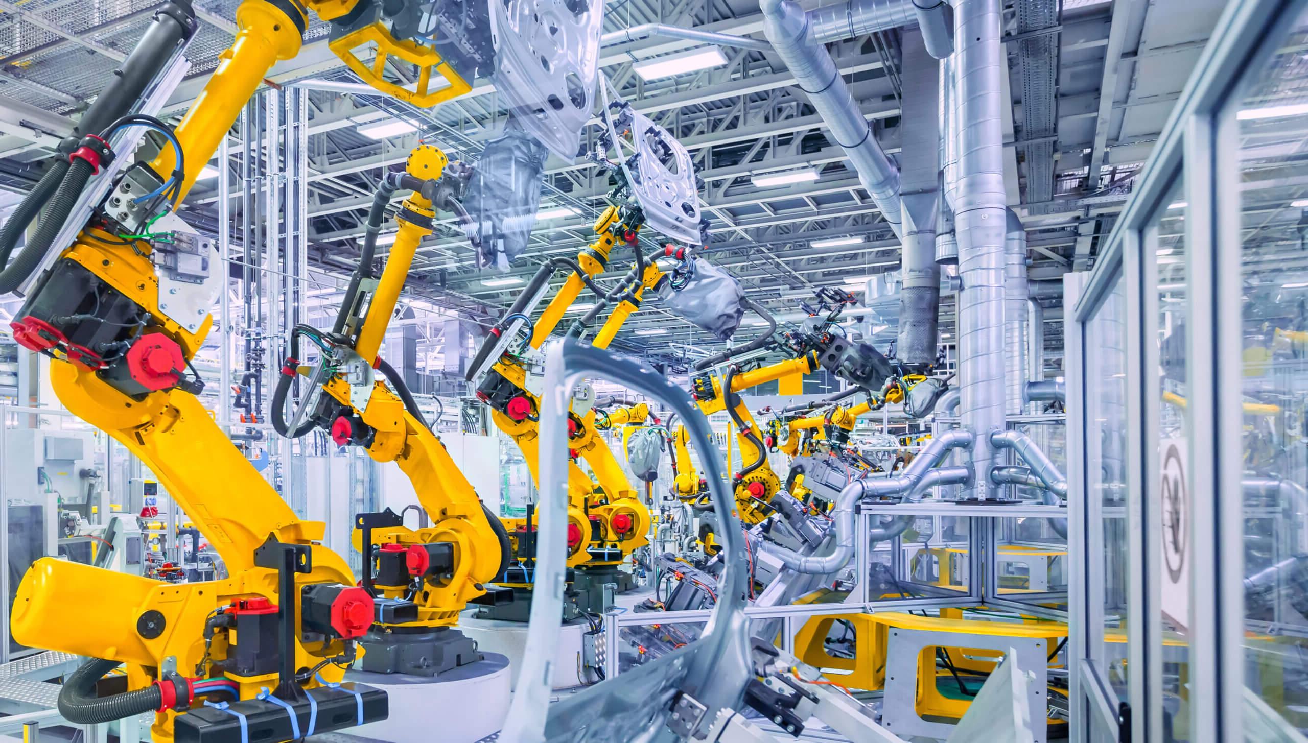 Yellow robotic arms in a 制造业 plant